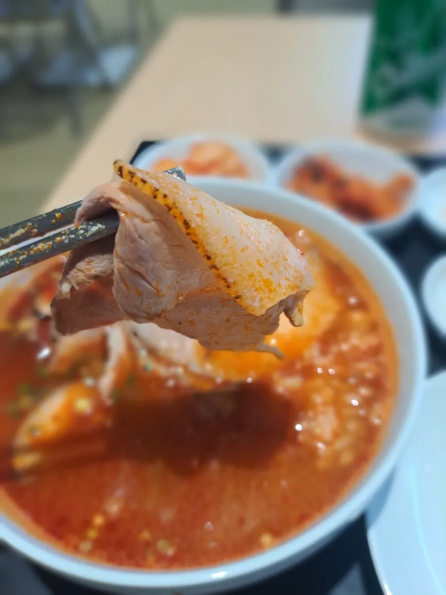 토렴되어 나온 보리밥이 담긴 국밥