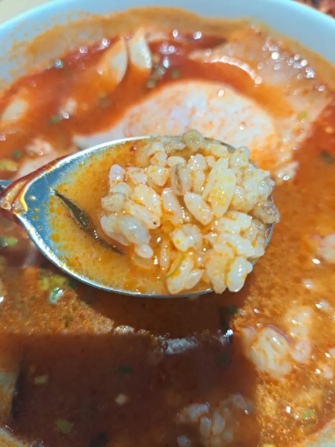 국물이 스며든 보리밥 한 숟가락