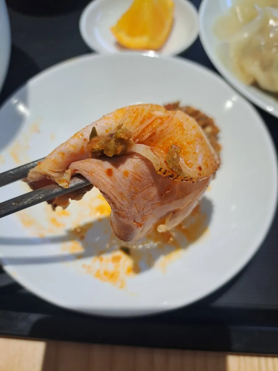 얇게 썰어 부드러운 공탕 고기