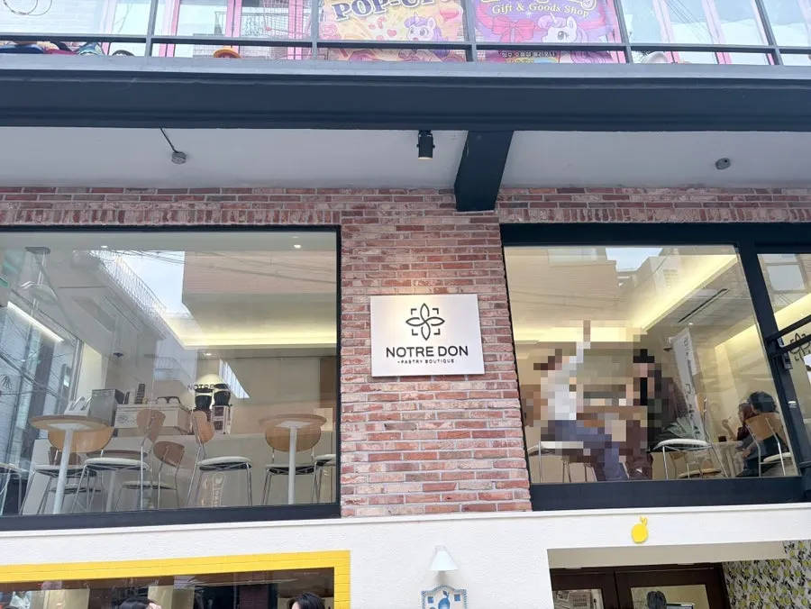 커플 손님이 많은 노틀던 좌석 풍경