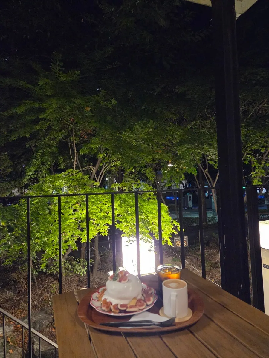 밤바람을 느끼는 테라스 좌석