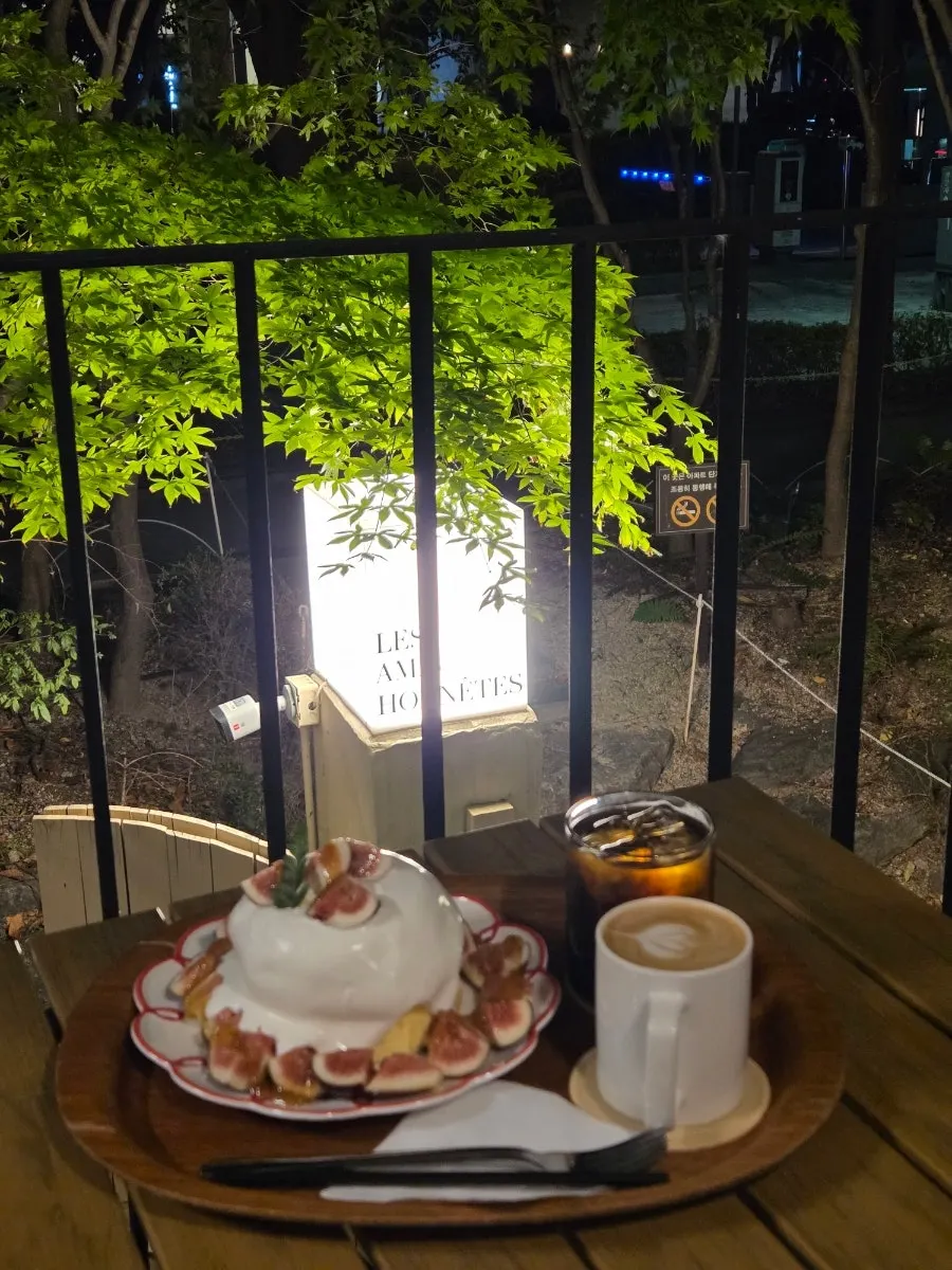 나무 트레이에 담긴 무화과 수플레와 커피