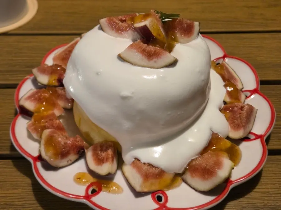 생크림이 올려진 두툼한 수플레 케이크