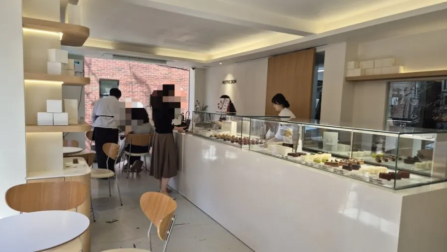 붉은 벽돌 외관과 통유리창의 노틀던 매장 입구
