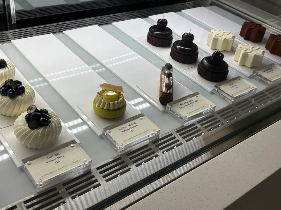 Postres de Notldun exhibidos en la vitrina