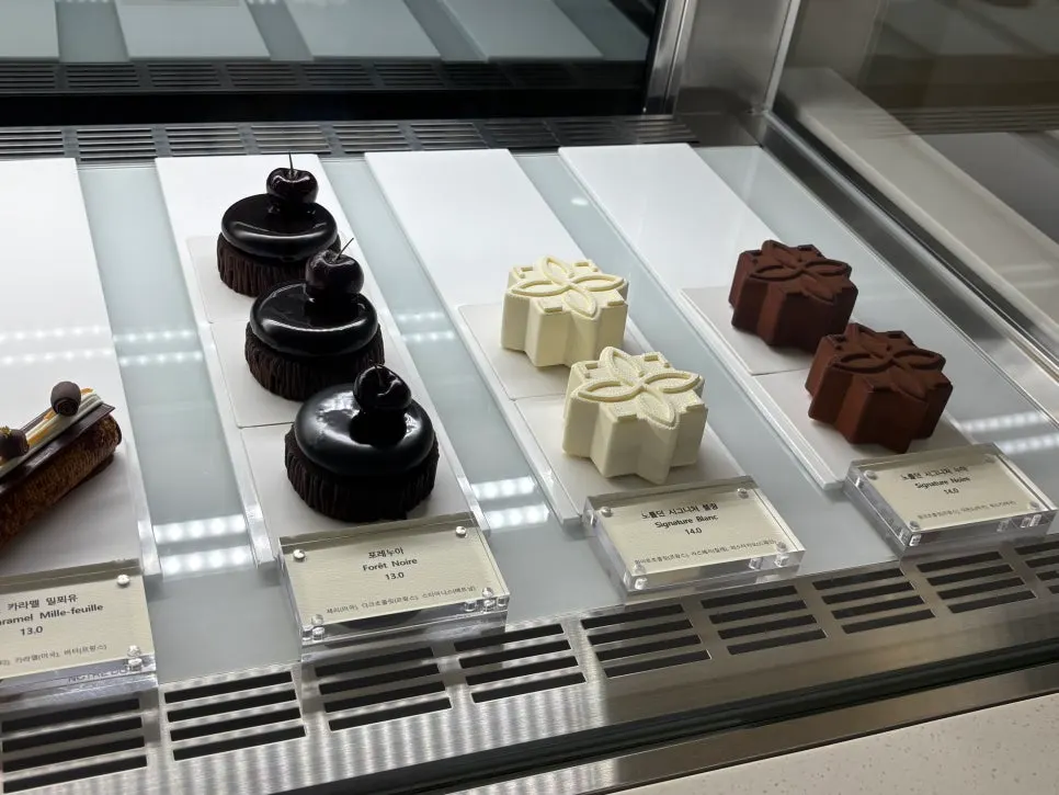 Pasteles con estética de postre de hotel en la vitrina