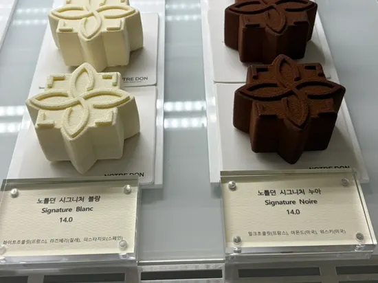 Plating of two Notldun desserts together