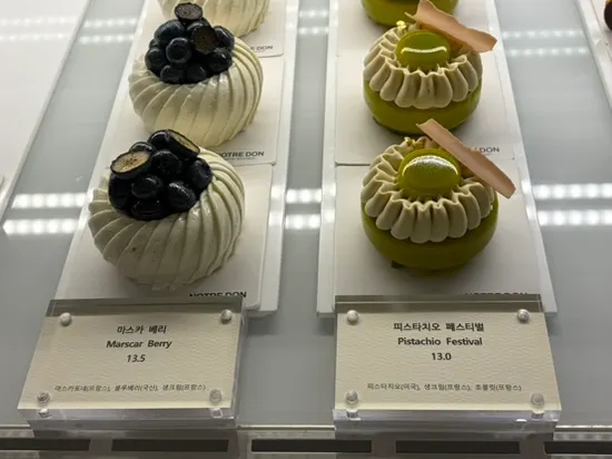 Desserts and table atmosphere at Notldun, a Seongsu café
