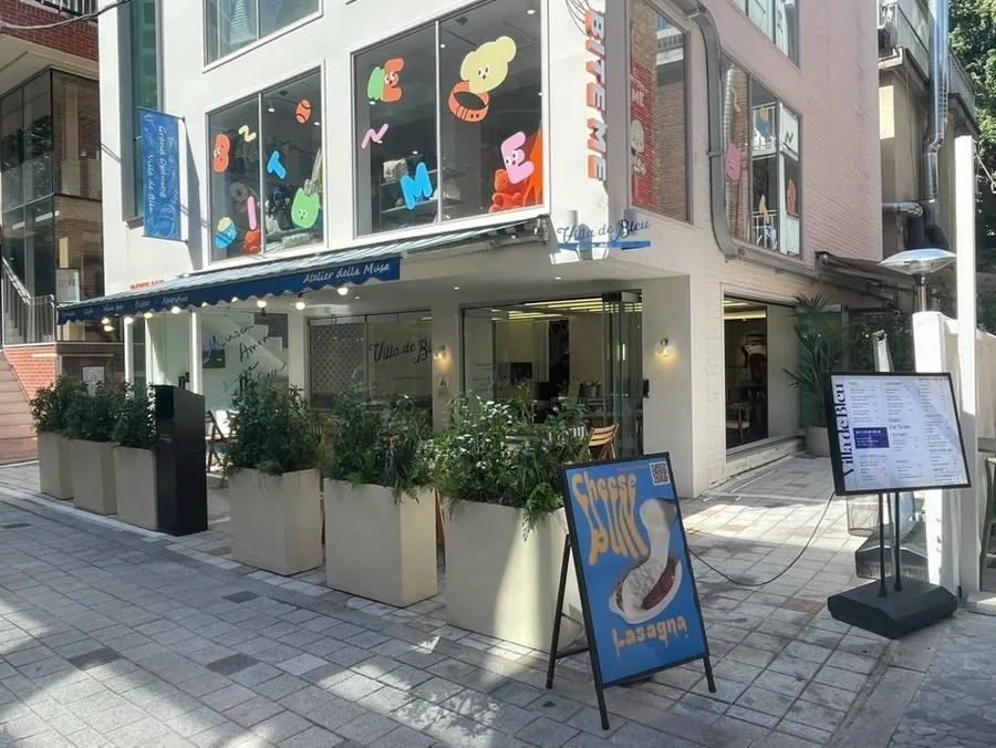 Exterior of Billadeubeulleu Seongsu in a Seoul Forest alley