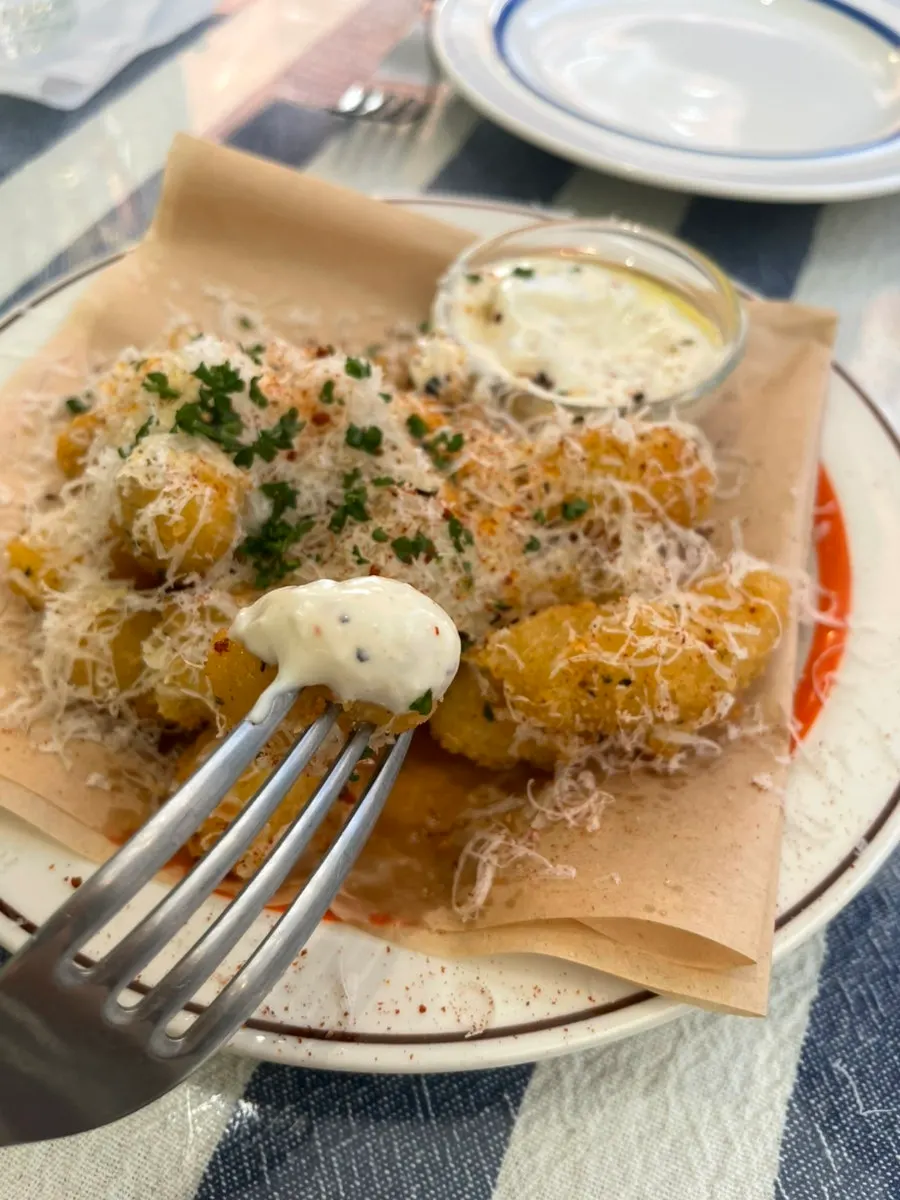 Gnocchi frittes with aioli sauce