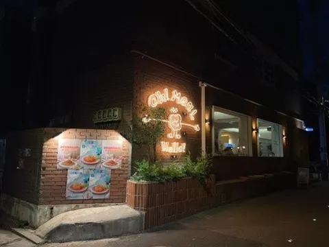 밤에 본 오밀 성수 붉은 벽돌 외관과 네온사인