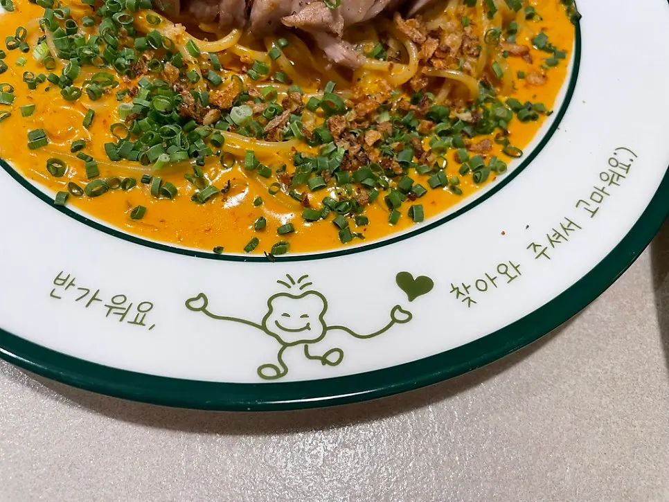 주황빛 크리미 소스의 고추장버터파스타 접시
