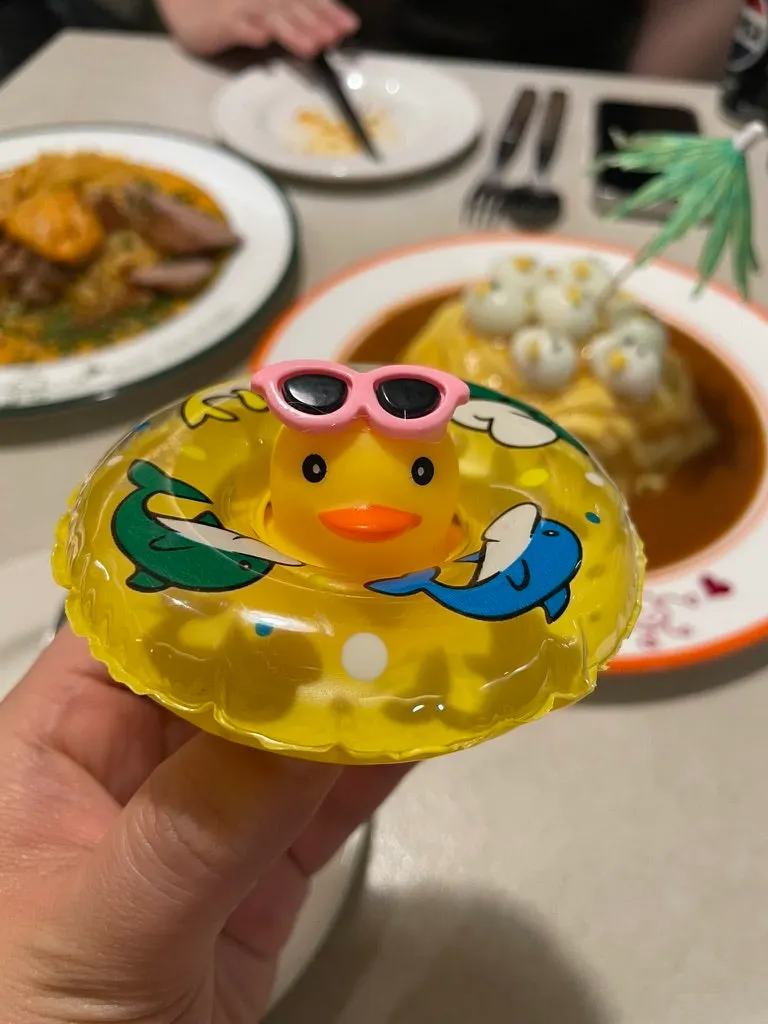 러버덕오므라이스와 함께 준 튜브 타는 오리 인형