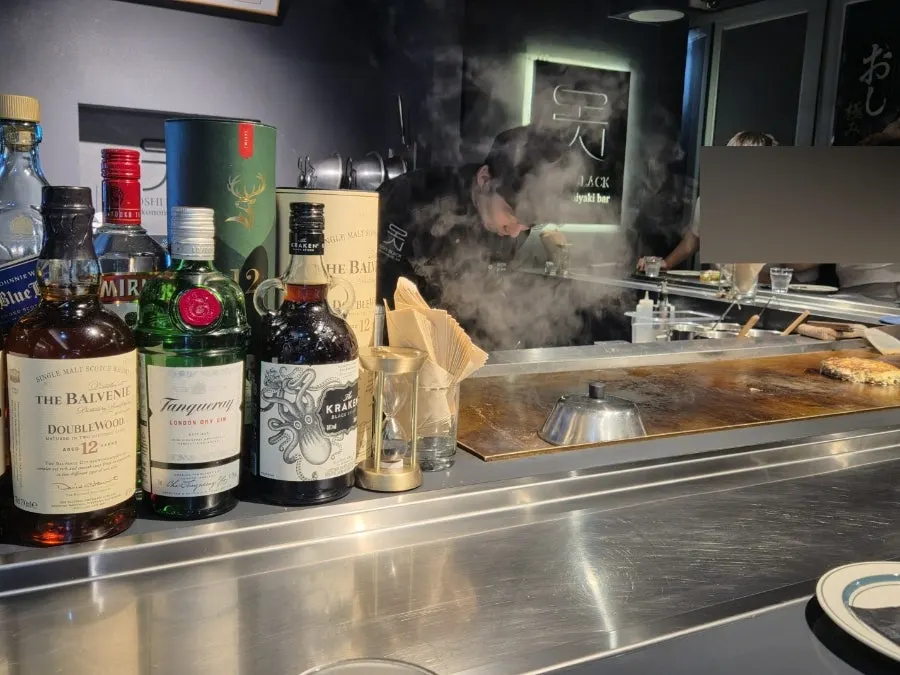 Atmosphere at the Oshi Black Seongsu bar table