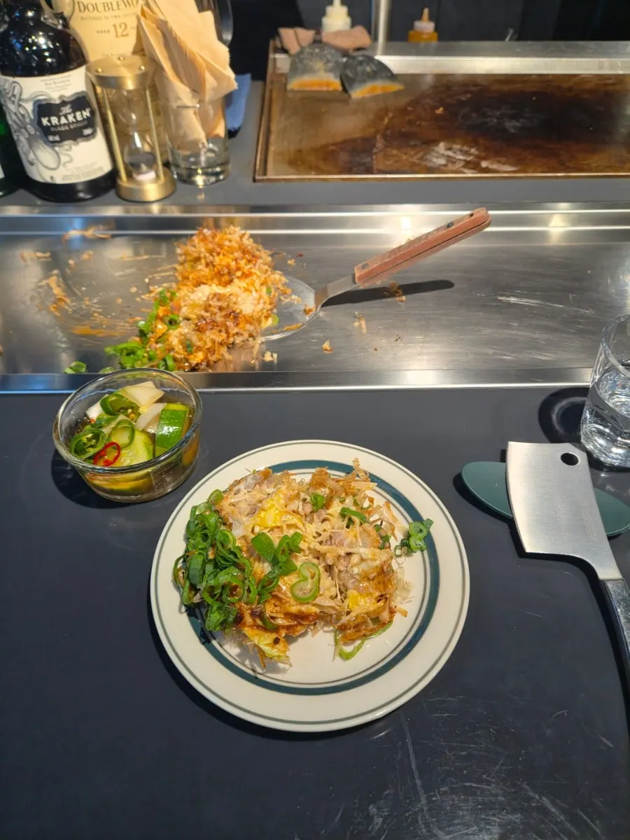 Atmospheric iron-griddle okonomiyaki meal