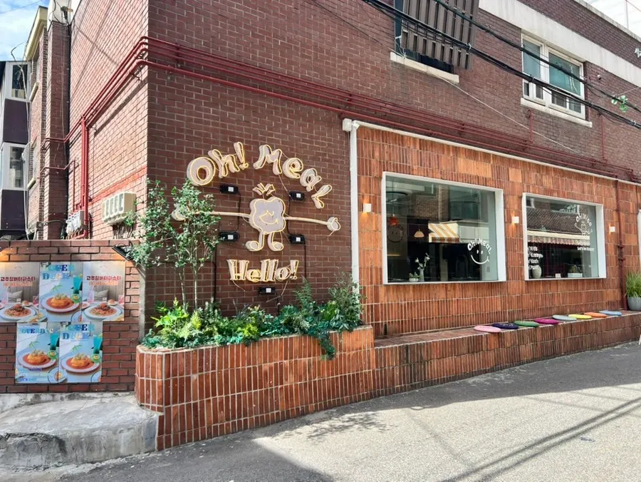 Exterior of Omil Seongsu in an alley near Seongsu Station