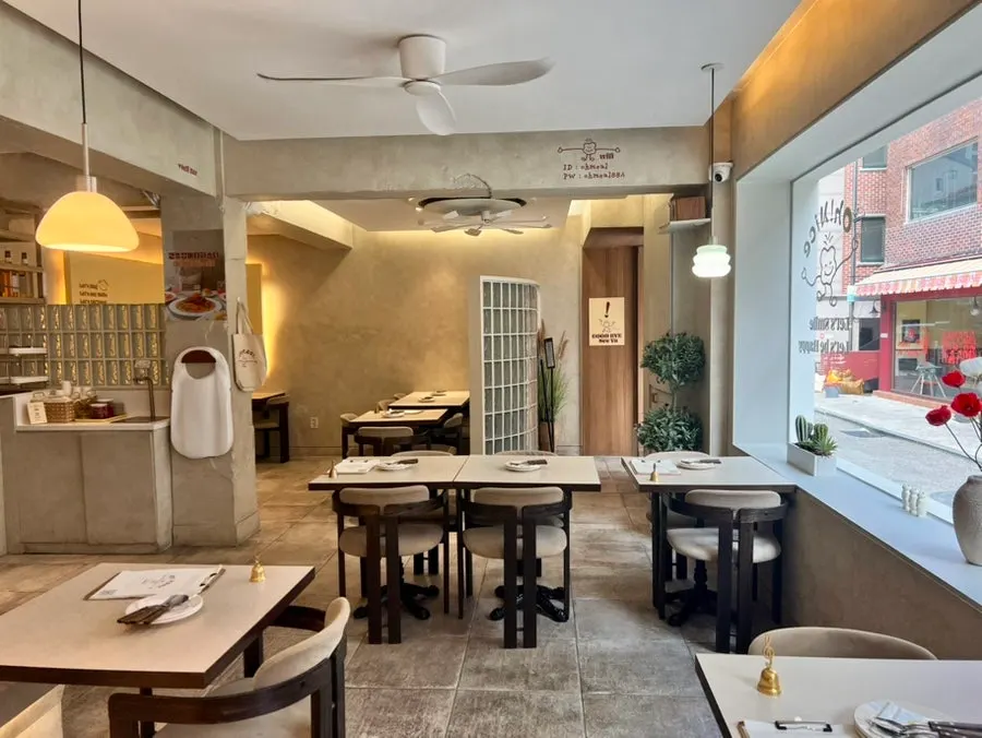 Seating and interior of Omil Seongsu