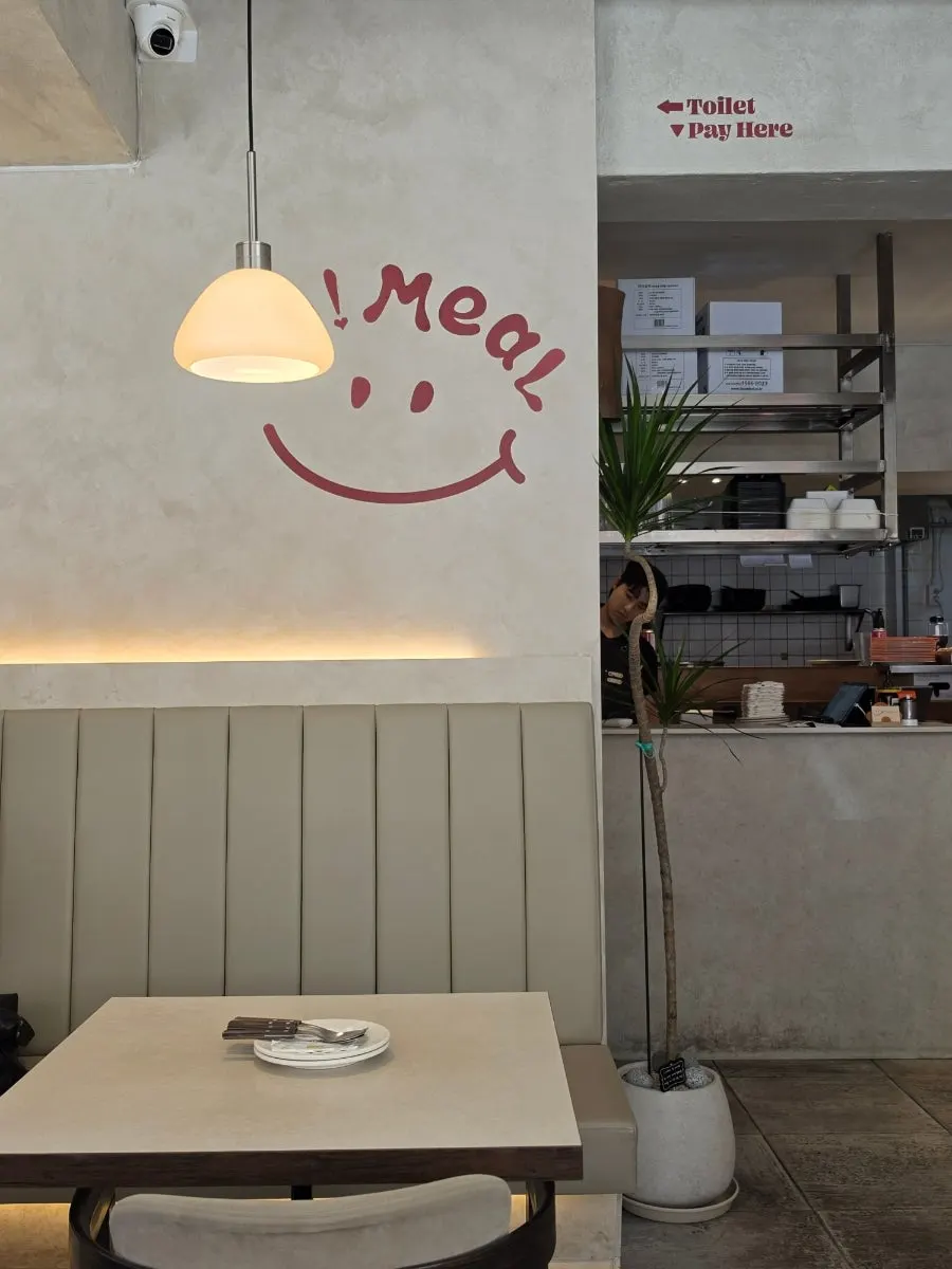 통창과 2인석 위주로 꾸며진 오밀 성수 내부