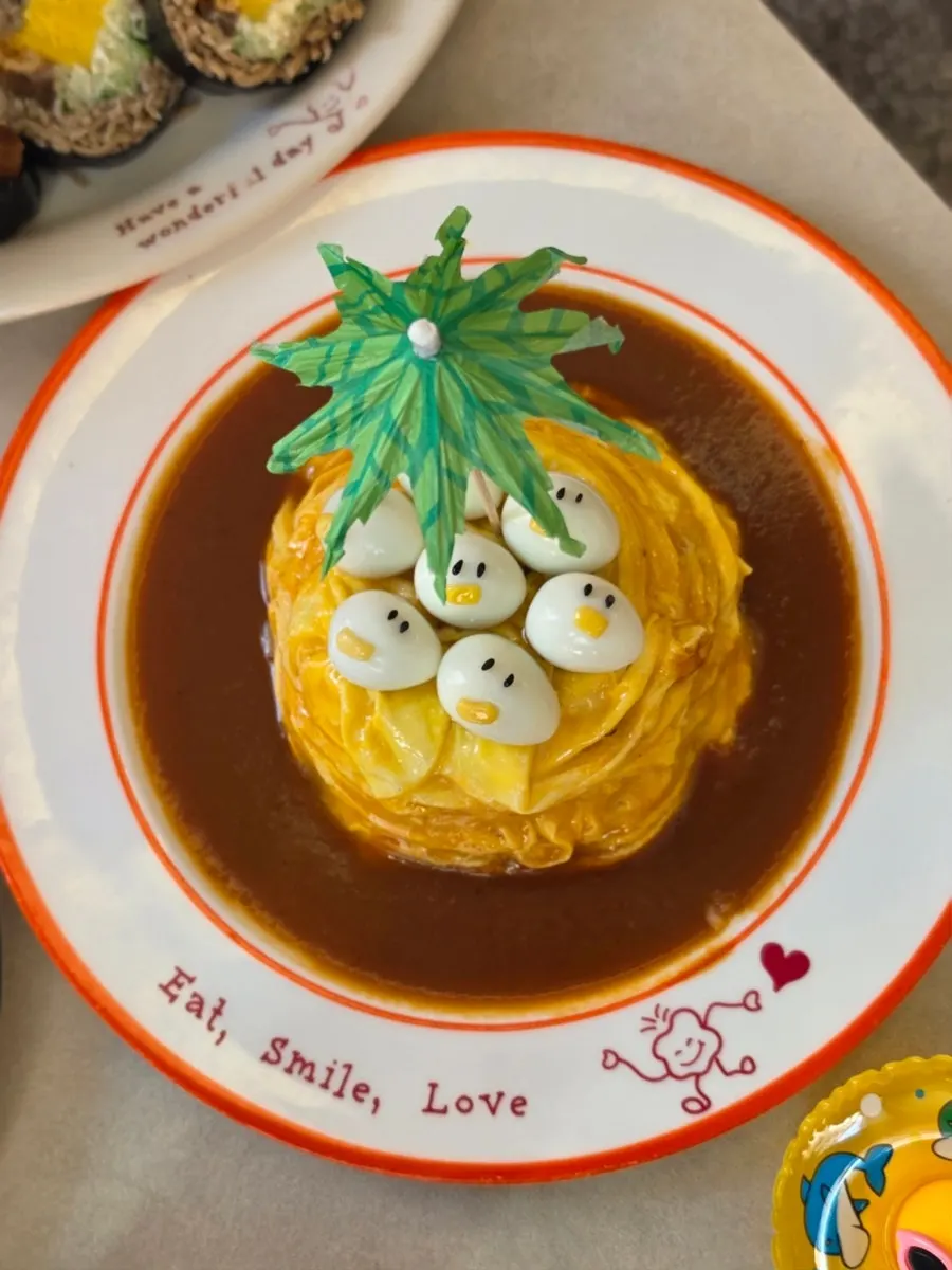 검은깨와 치즈로 만든 오리 장식 오므라이스