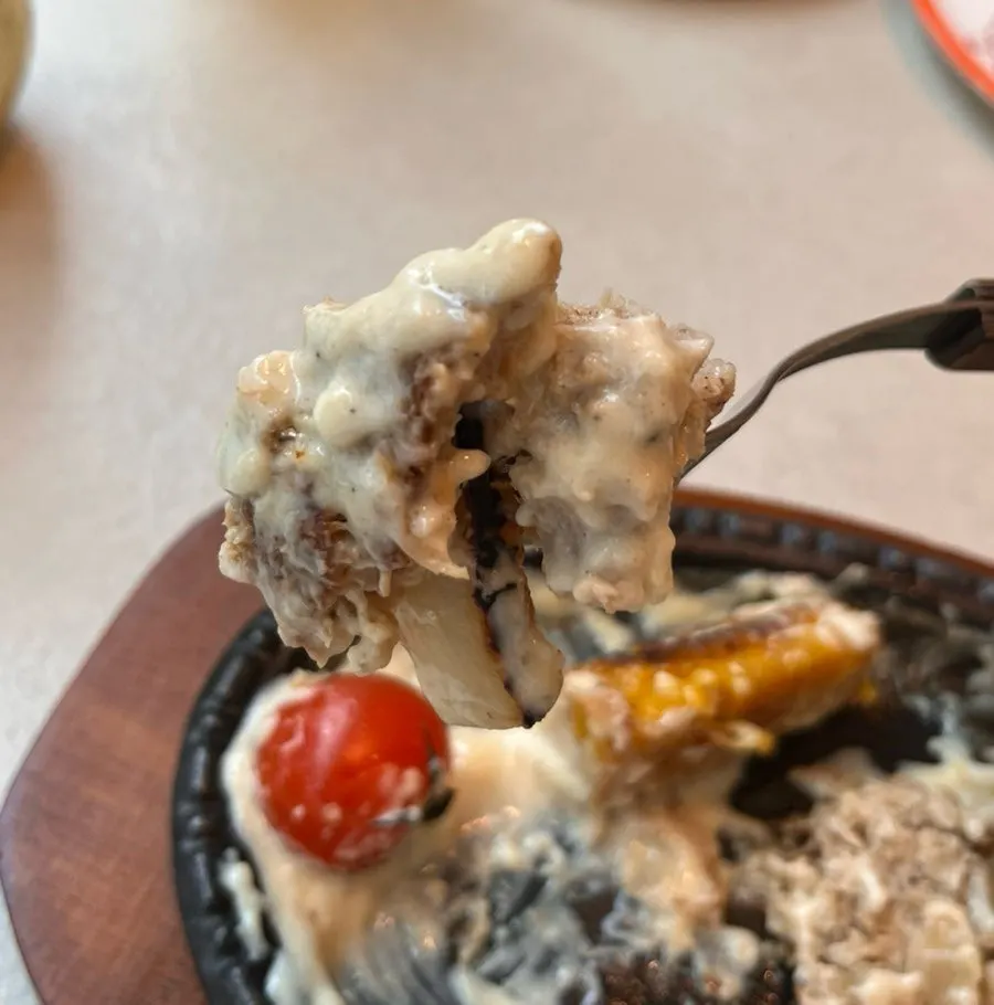 화이트 크림소스에 적신 철판치즈카츠