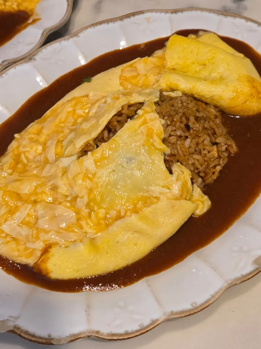 Darak Omelet Rice filled with kimchi fried rice
