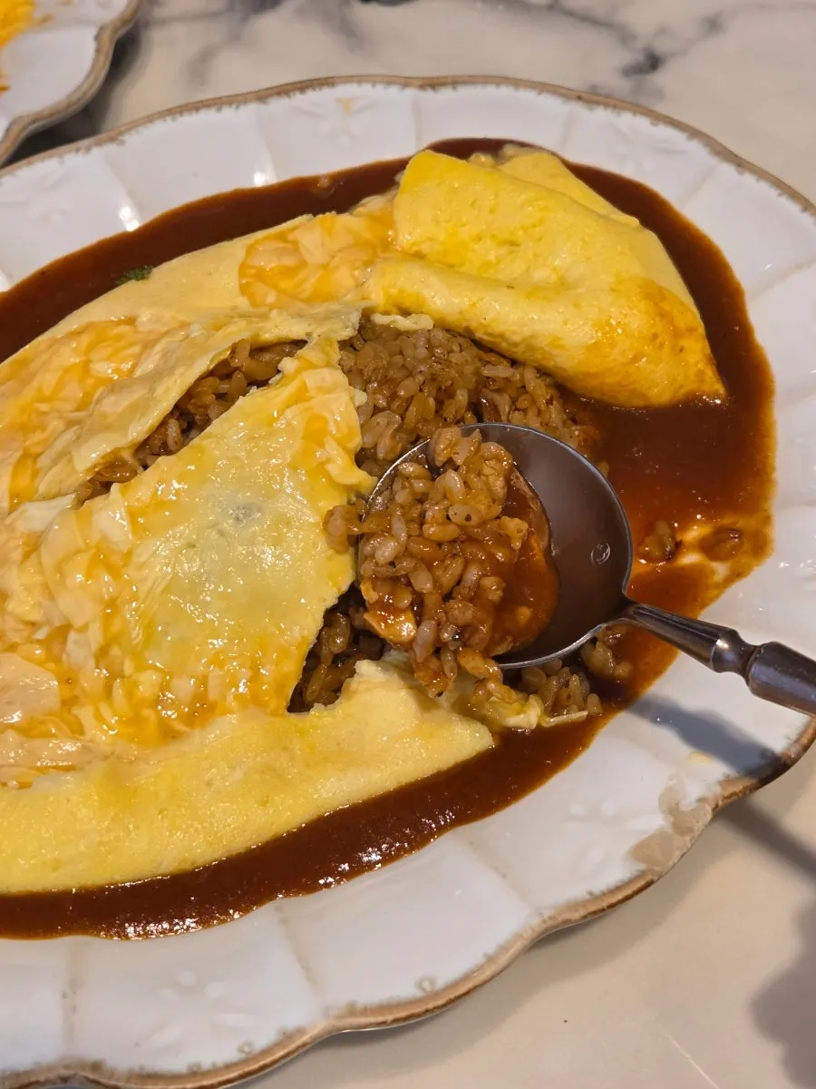 Darak Omelet Rice filled with kimchi fried rice