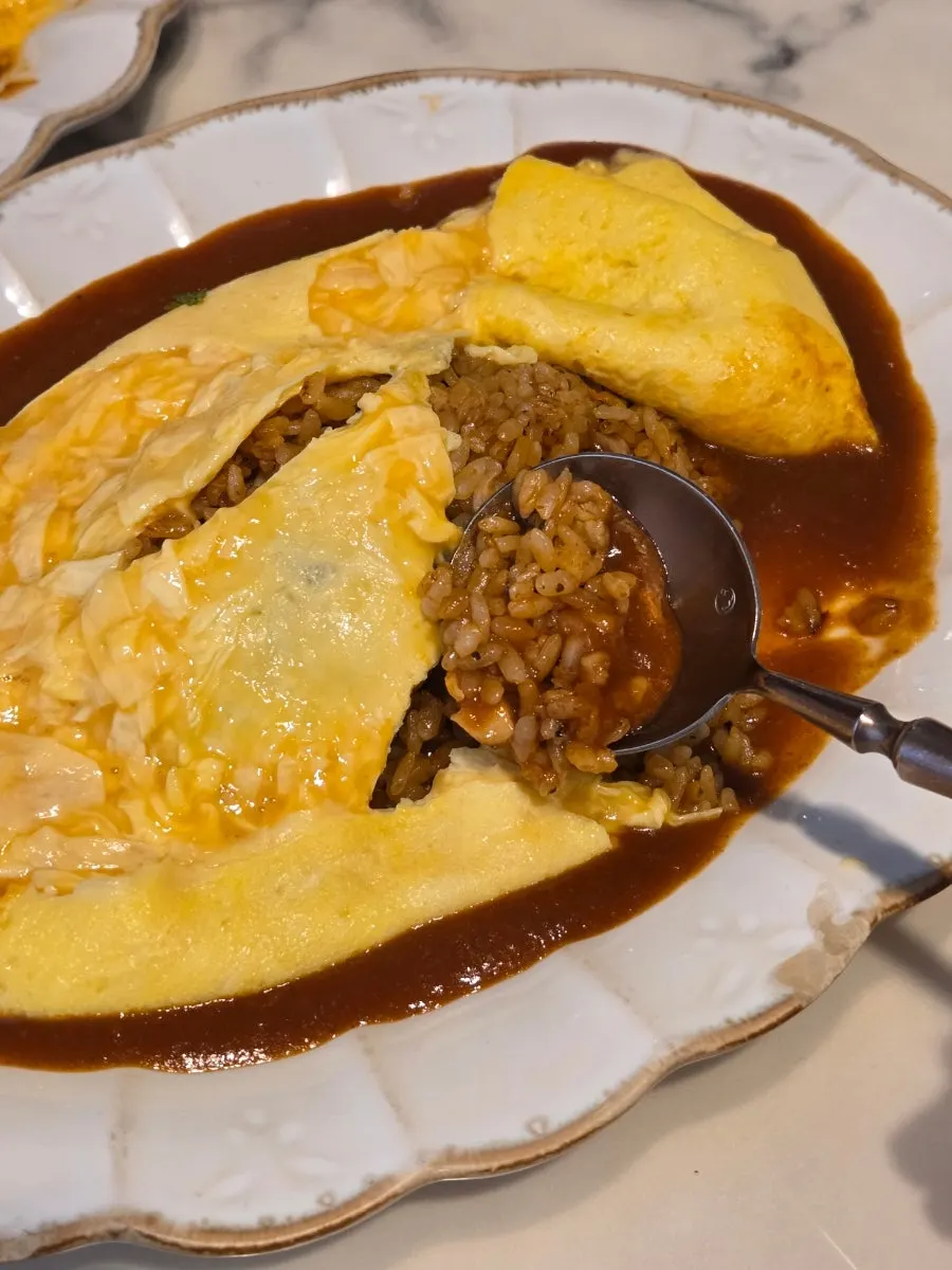 Darak Omelet Rice filled with kimchi fried rice