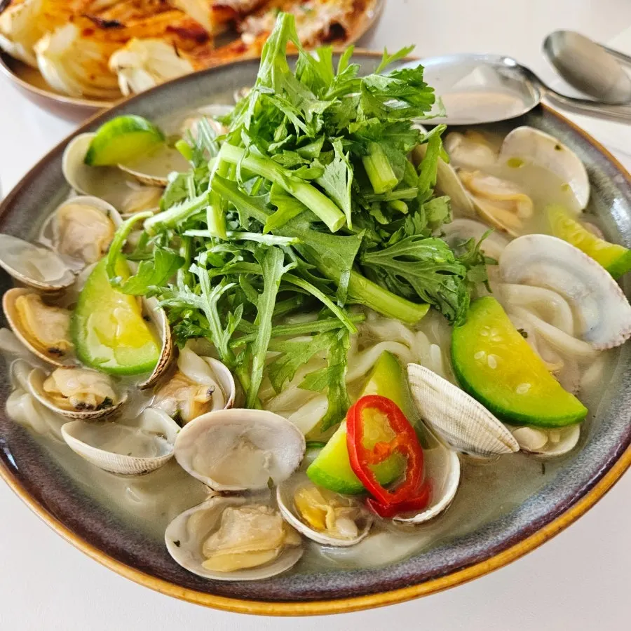 Vongole kalguksu with clams and zucchini