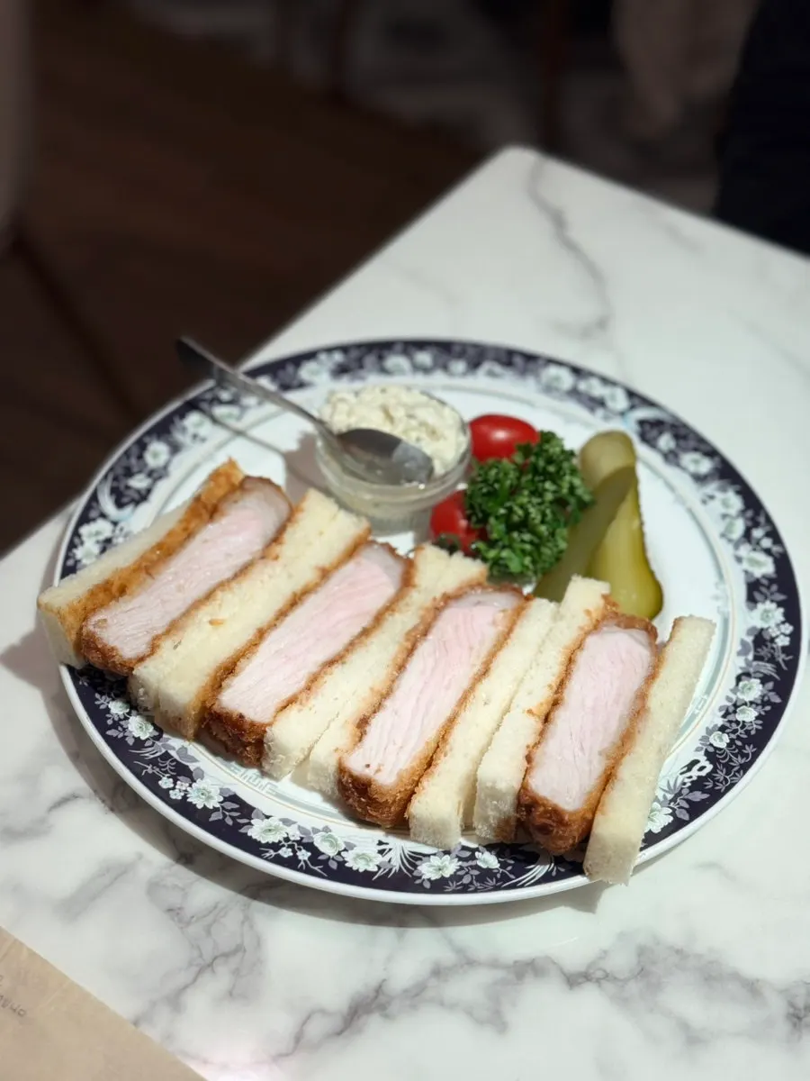 두툼한 돈카츠가 들어간 성수다락 카츠산도