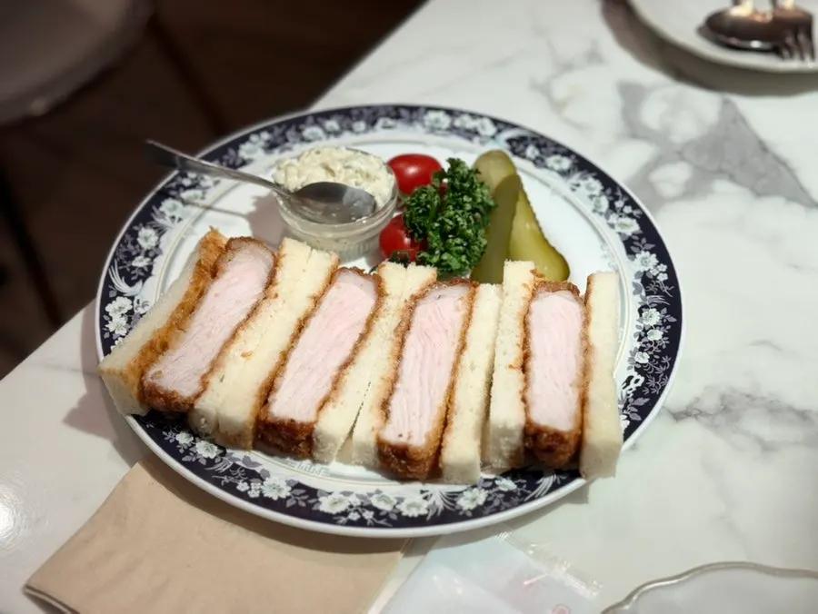 코울슬로와 함께 나온 카츠산도 접시