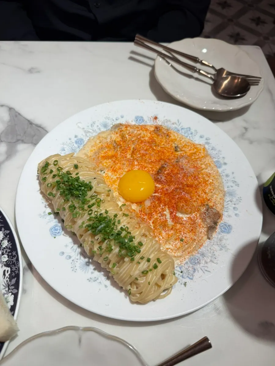 면에 소스가 어우러진 매콤크림파스타