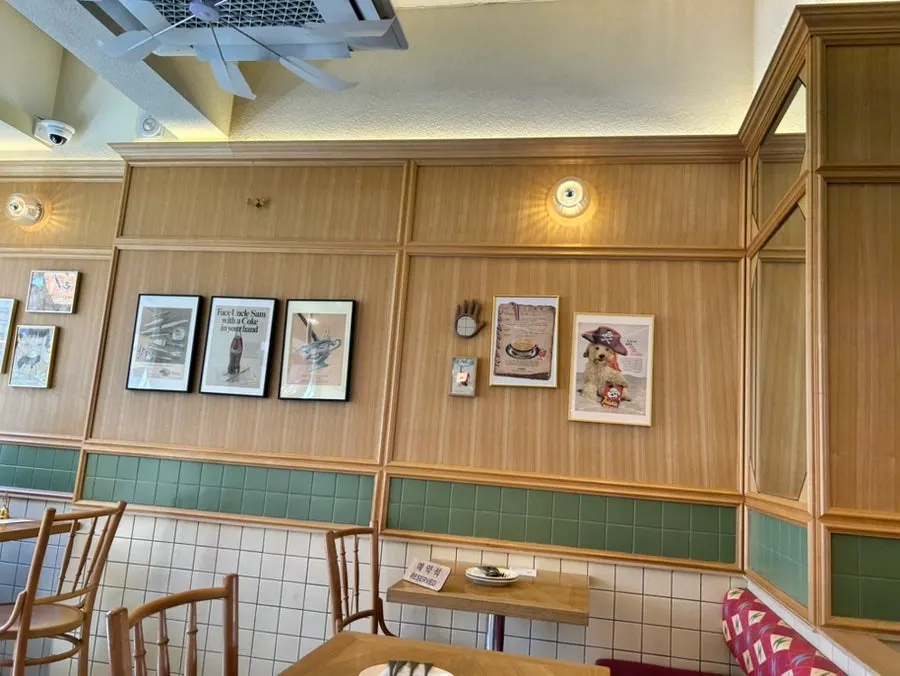 A wide shot of the Brivite Seongsu dining room