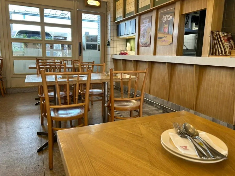 Seating filled with guests at Brivite Seongsu