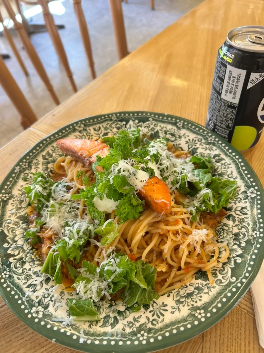 A plate of Brivite Seongsu's salmon steak pasta