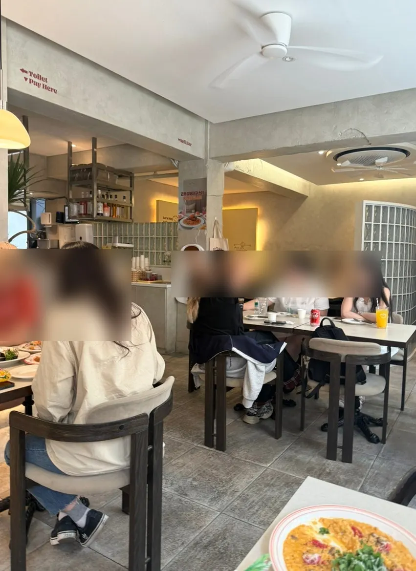 물과 앞치마, 피클이 놓인 셀프 코너