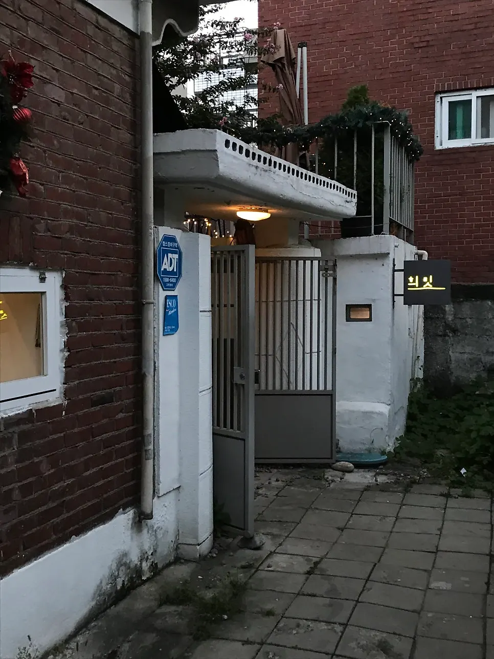 Huirit's exterior down the alley