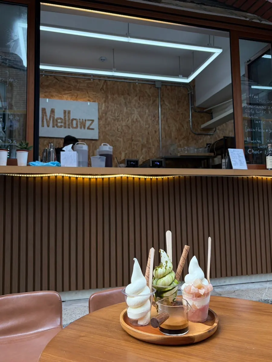Outdoor seating at Mellows