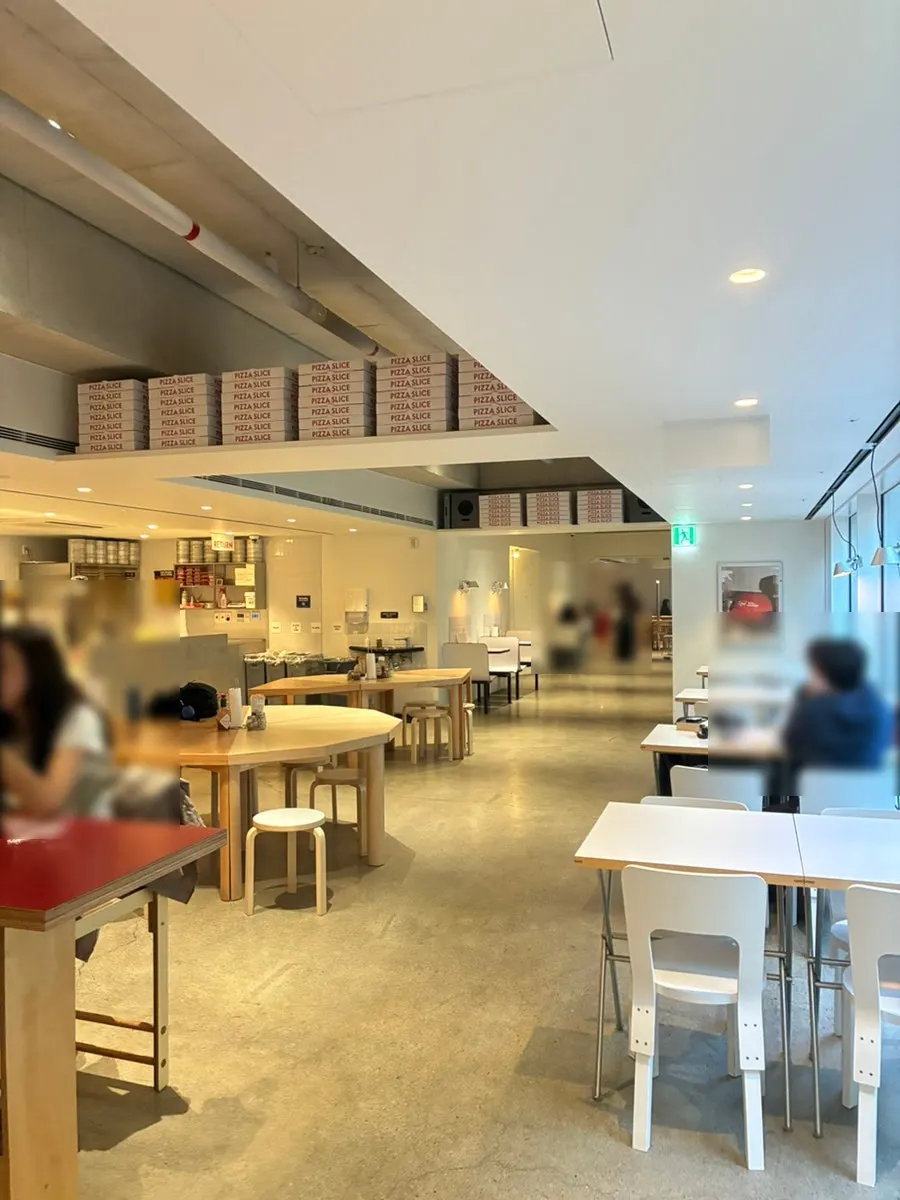 Seating and tables at Pizza Slice Seoul