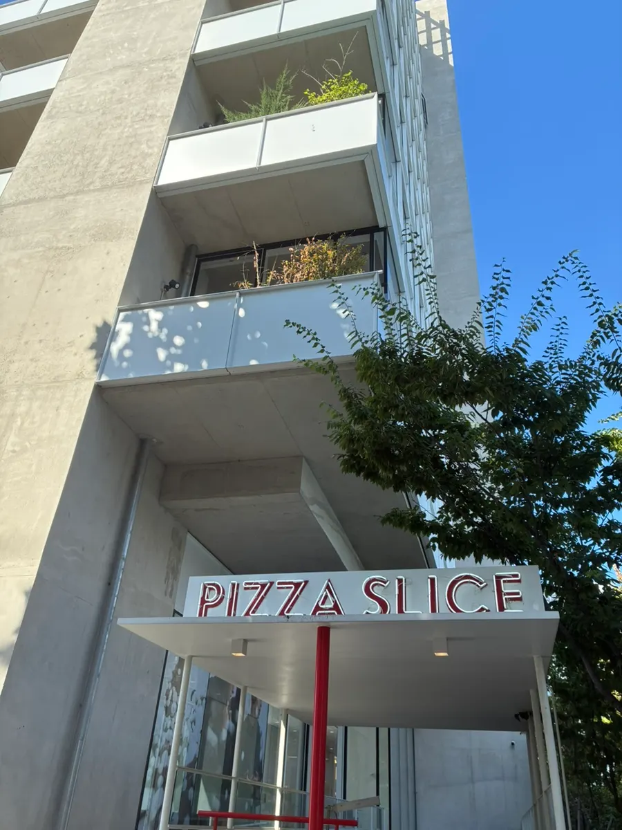 A shot taken while leaving Pizza Slice Seoul