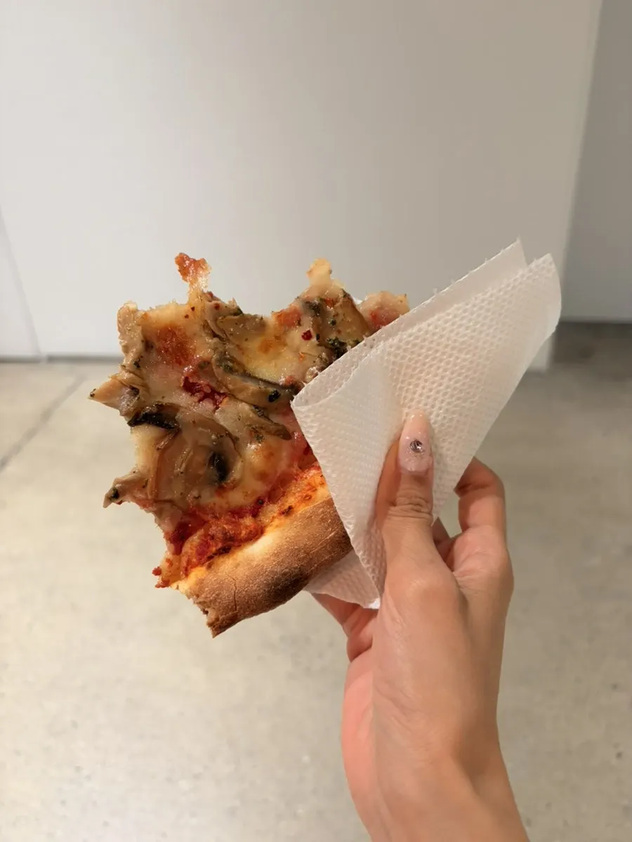 담백한 버섯 피자와 맥주 조합