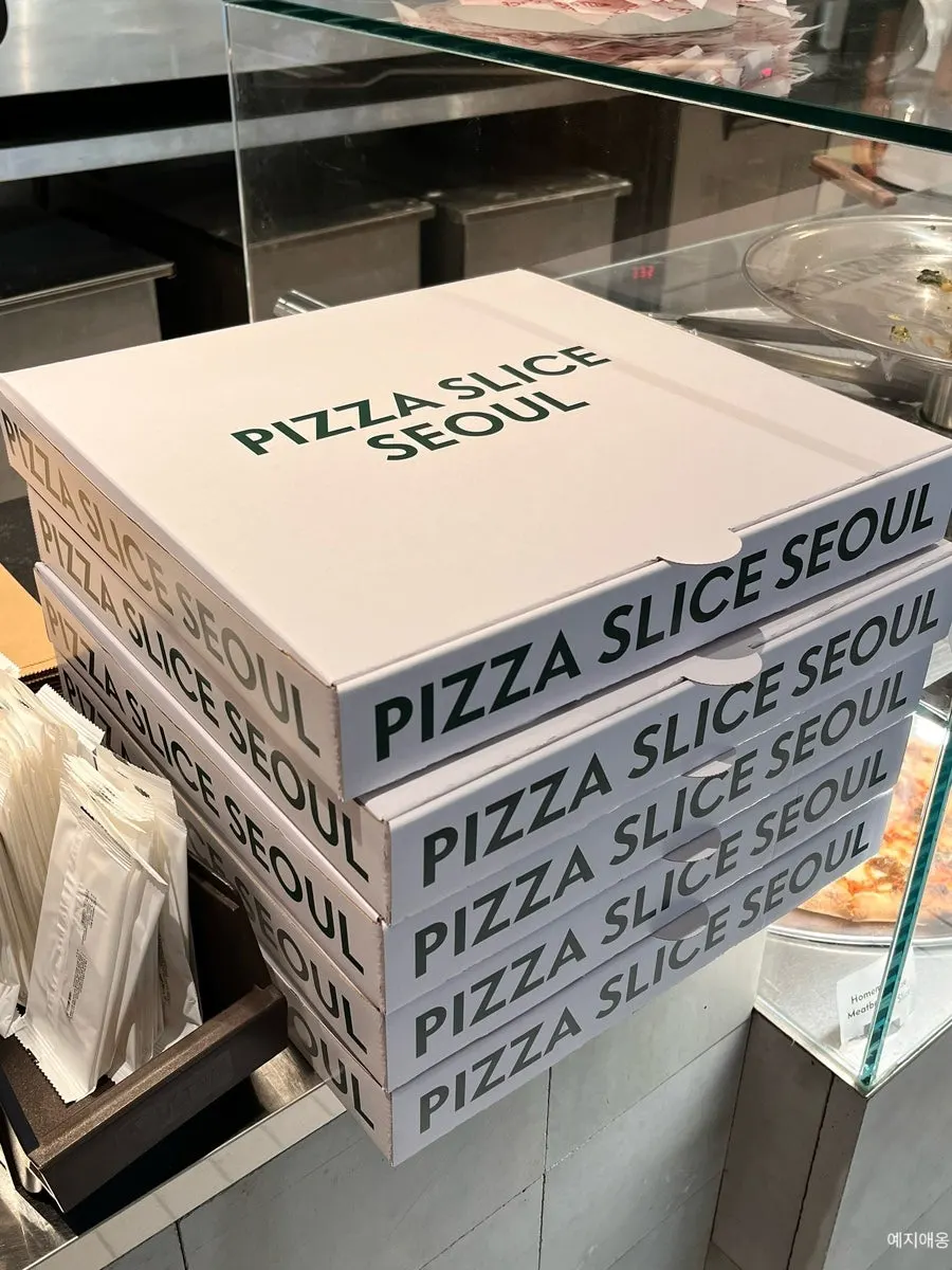 주문 카운터와 포장 안내