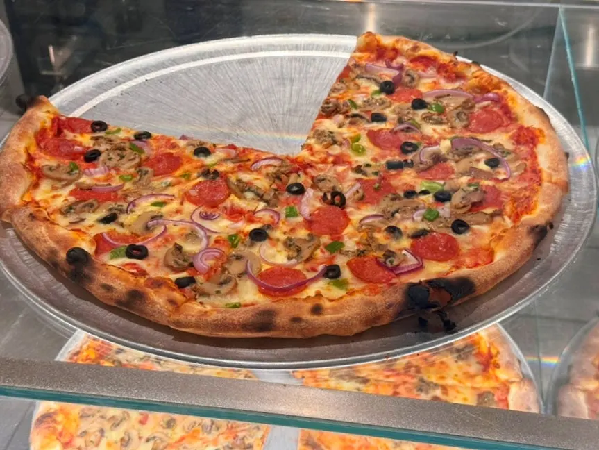 Exterior of the pizzeria with an American vibe