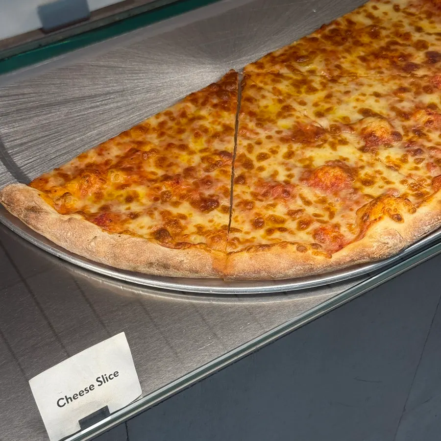 네 가지 맛으로 고른 슬라이스 피자