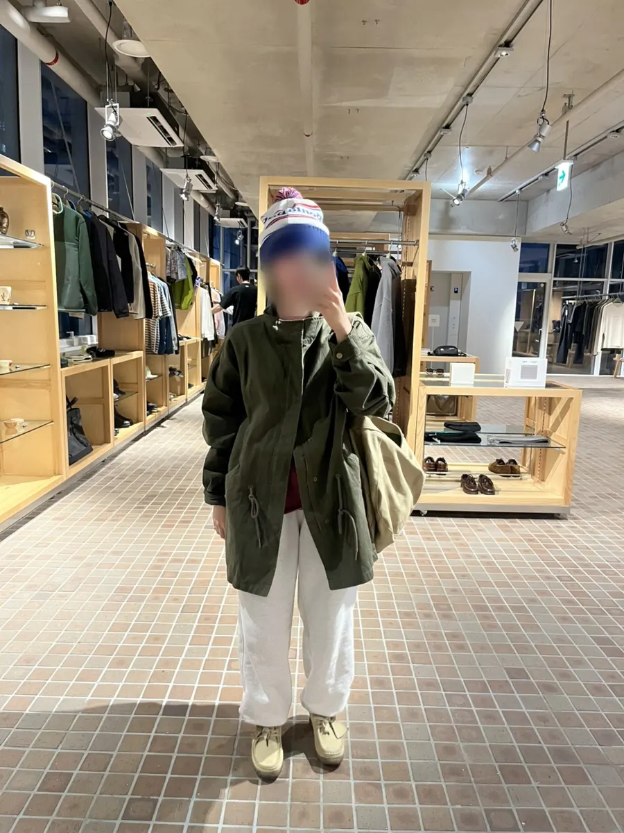 카키스 매장 의류 진열대