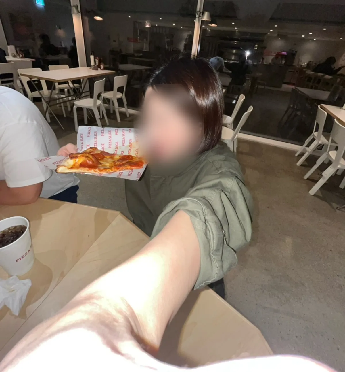 조각피자를 맛있게 먹는 모습