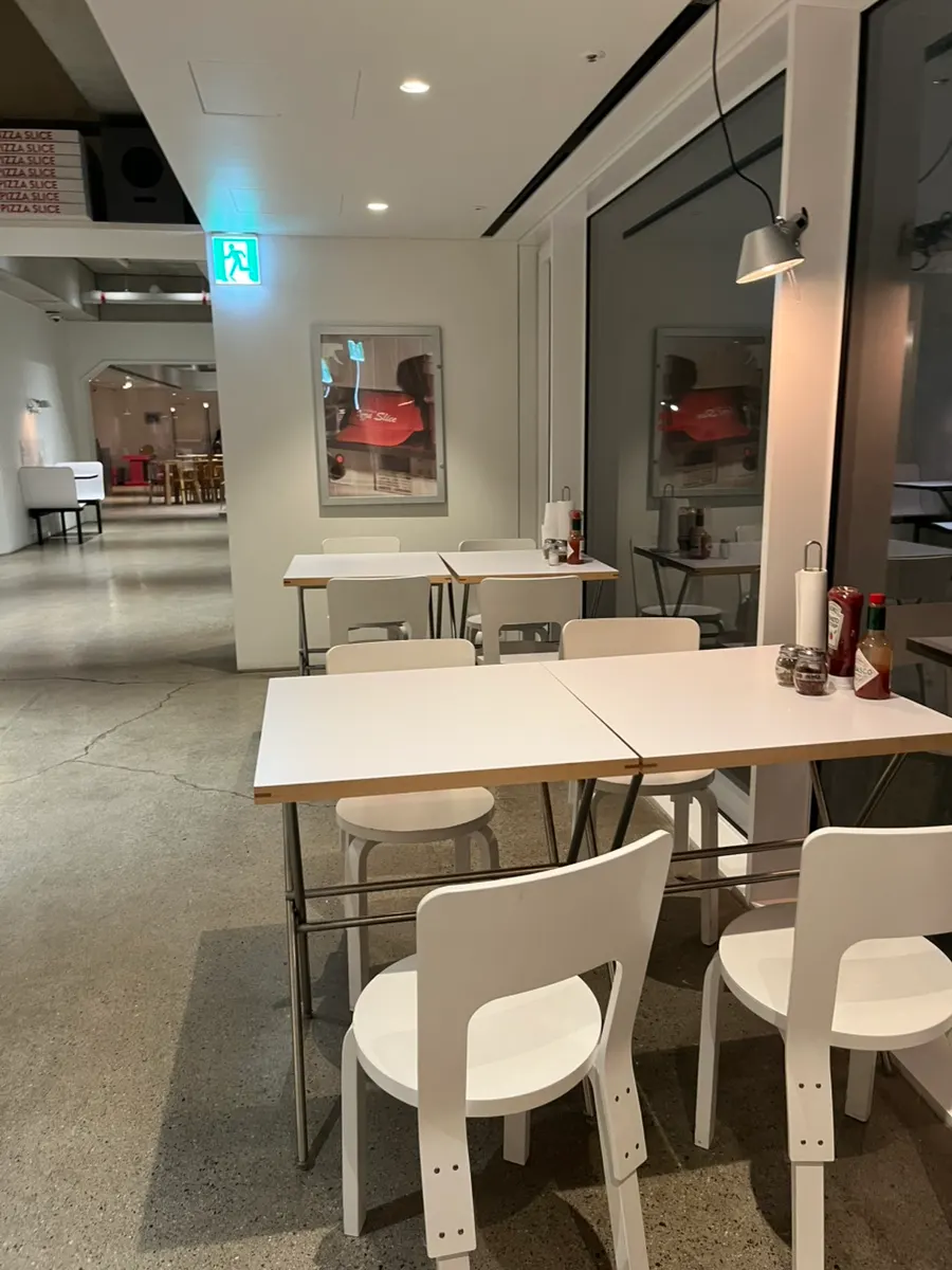 식사를 마친 피자 슬라이스 서울 테이블