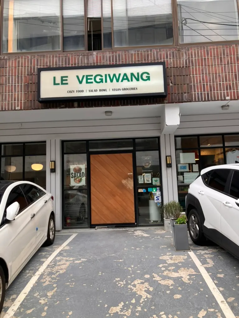 The narrow alley of Yeonmujang 1-gil in front of the store