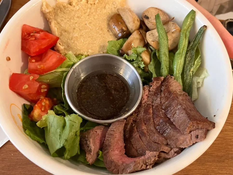 A Yeona Bowl full of oat rice and vegetables