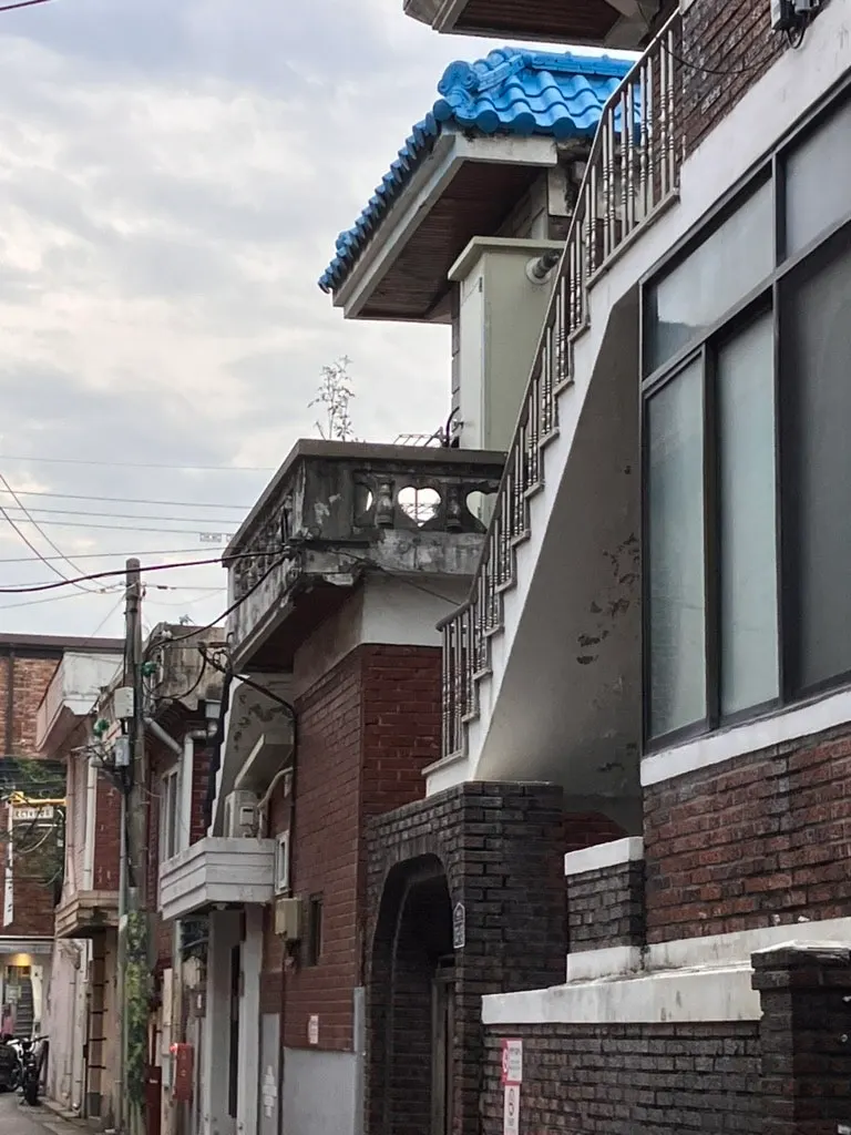 Seongsu-dong alley scene after the meal