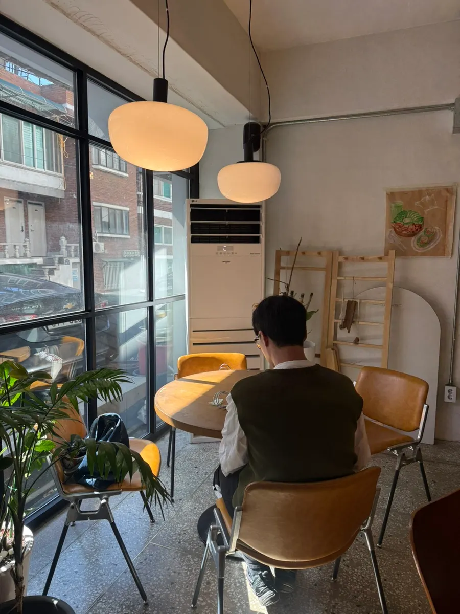 햇살이 들어오는 통창 좌석
